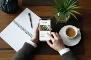 La scheda Google Business di un'attività locale ben curata, con foto aggiornate e recensioni dettagliate